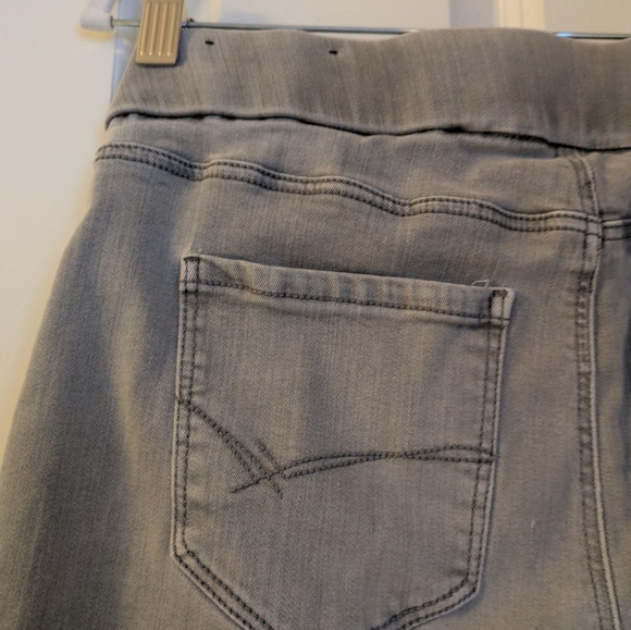 Liverpool Jeans Company Light Gray Women's Bermudas 8 - Picture 6 of 10